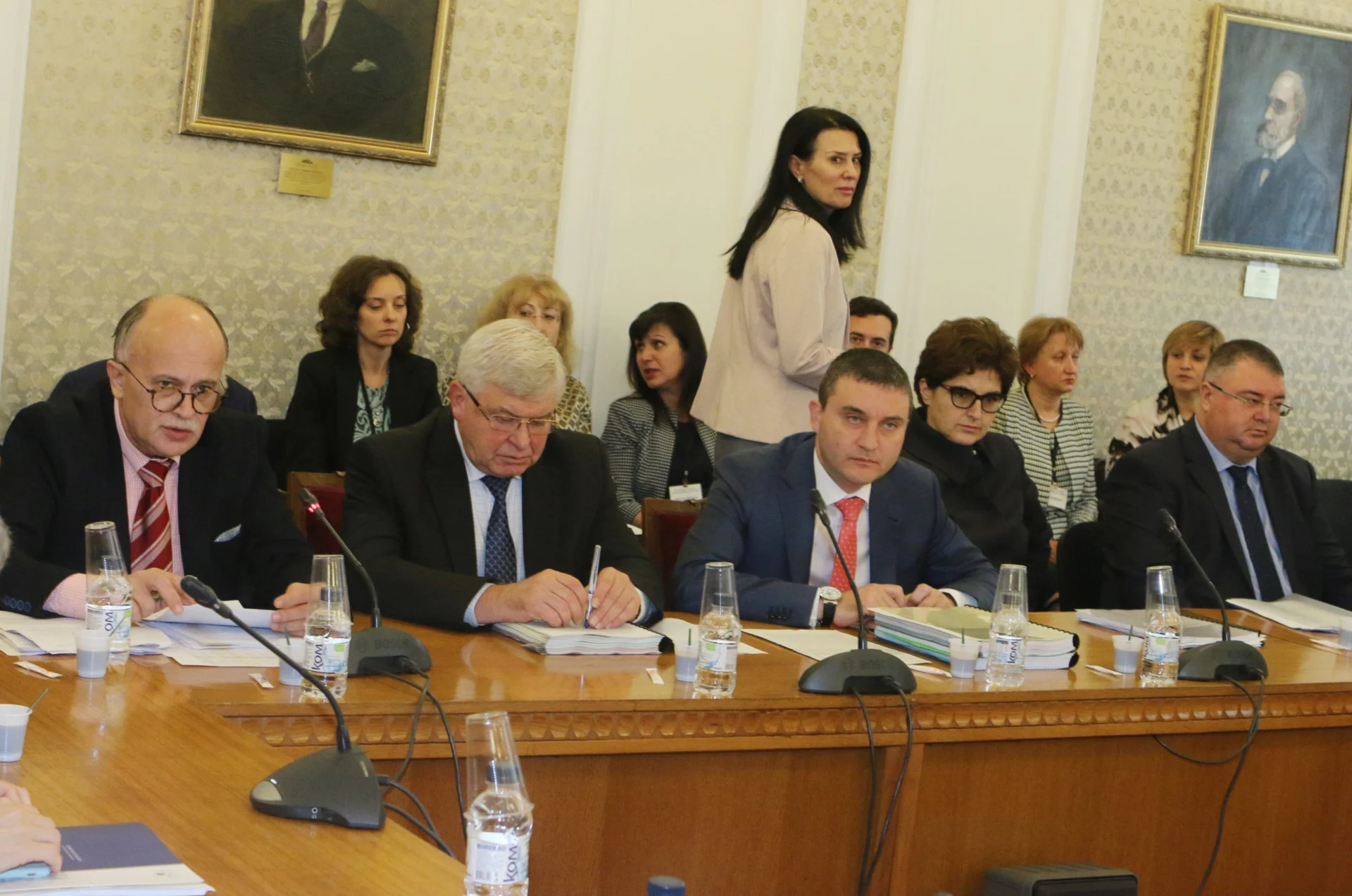 Парламент комисия по бюджет и финанси Кирил Ананиев Владислав Горанов
