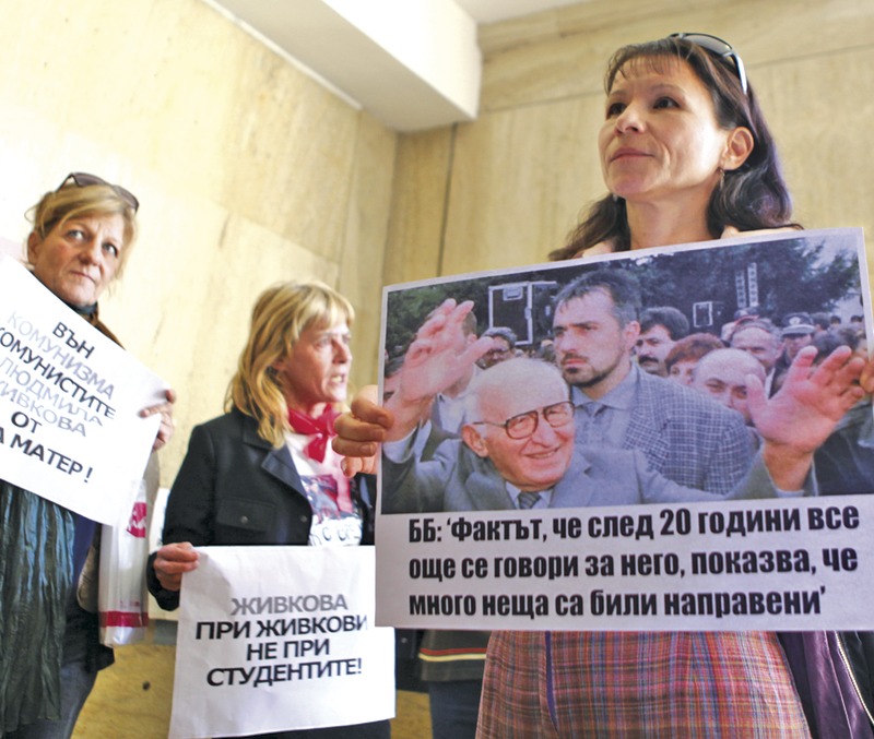 Протестиращите пред Алма Матер имат “некои съображения” срещу живковизма с човешко лице.
