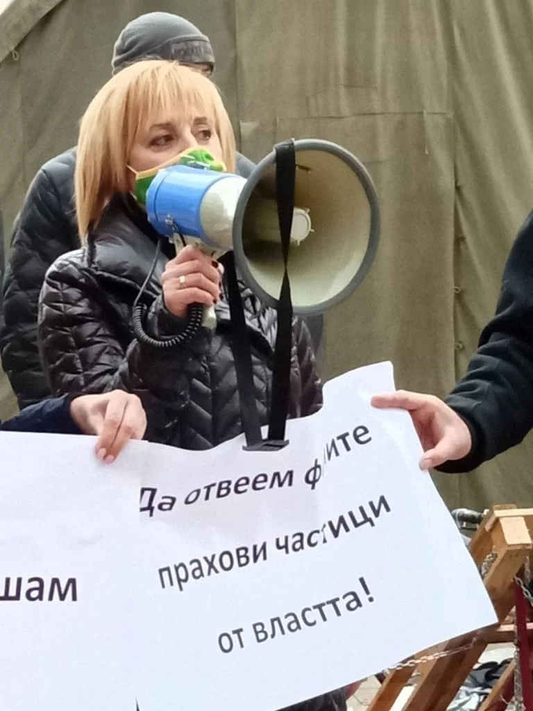 Мая Манолова