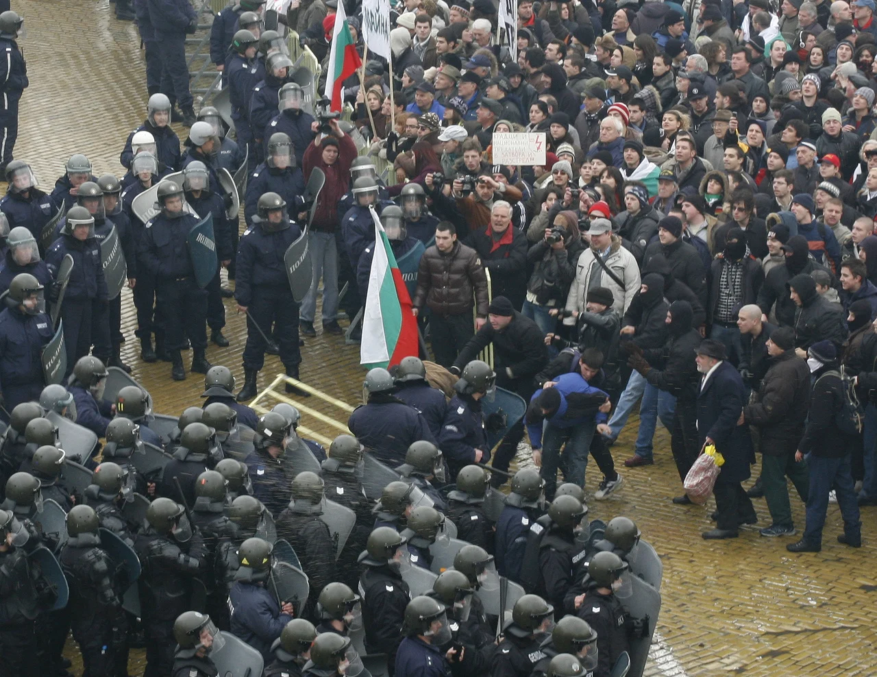 властта, Протест пред Парламента - януарски протести - 14.01.2009