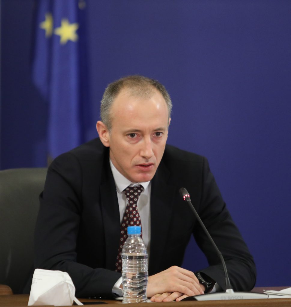 МОН подновява политиката за обвързване на приема след 7 клас с потребностите на пазара на труда