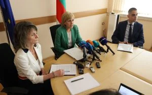Министерство на икономиката "Държавна Консолидационна Компания" (ДКК) ЕАД и "Кинтекс" Анита Великова председател на СД на Кинтекс Смиляна Нитова изпълнителен директор и Член на СД на ДКК