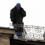 Гражданска отбрана разбива ледени капчуци покрив