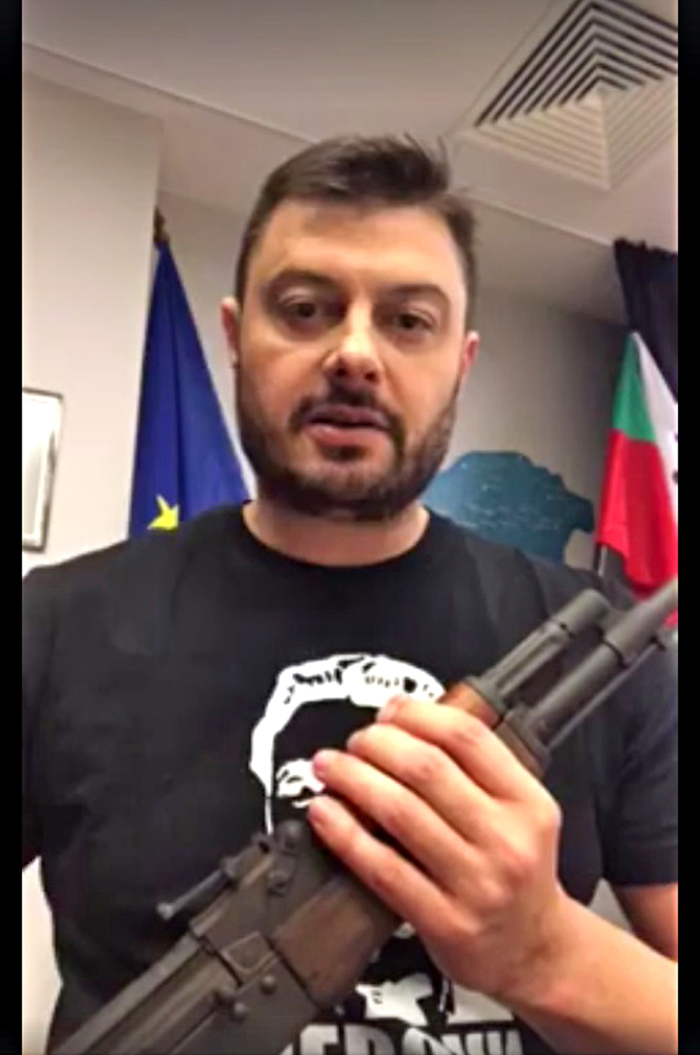 Николай Бареков с автомат