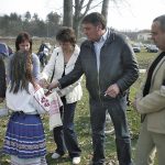 Председателят на ОБс-Криводол Юрий Кацарски (вдясно) е разследван заради злоупотреби с европари.