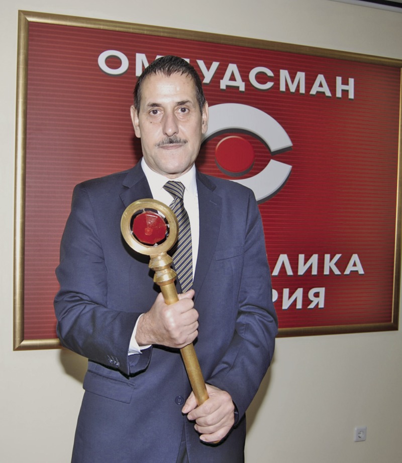 Константин Пенчев вдигна заплашително омбудсманския жезъл.