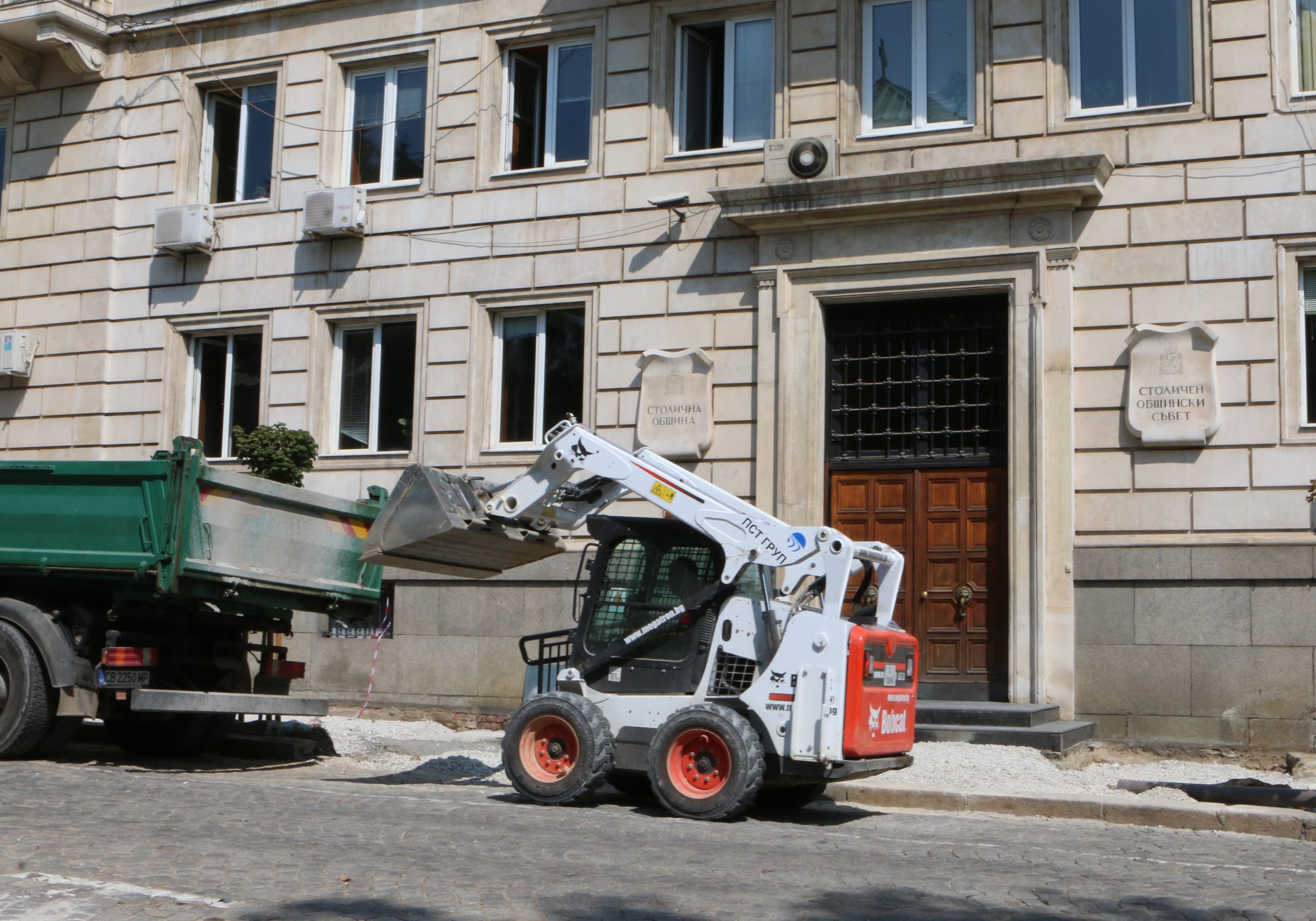Ремонт пред столична община