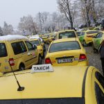 Прот3ест на таксиметрови шофьори пред общината