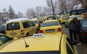Прот3ест на таксиметрови шофьори пред общината
