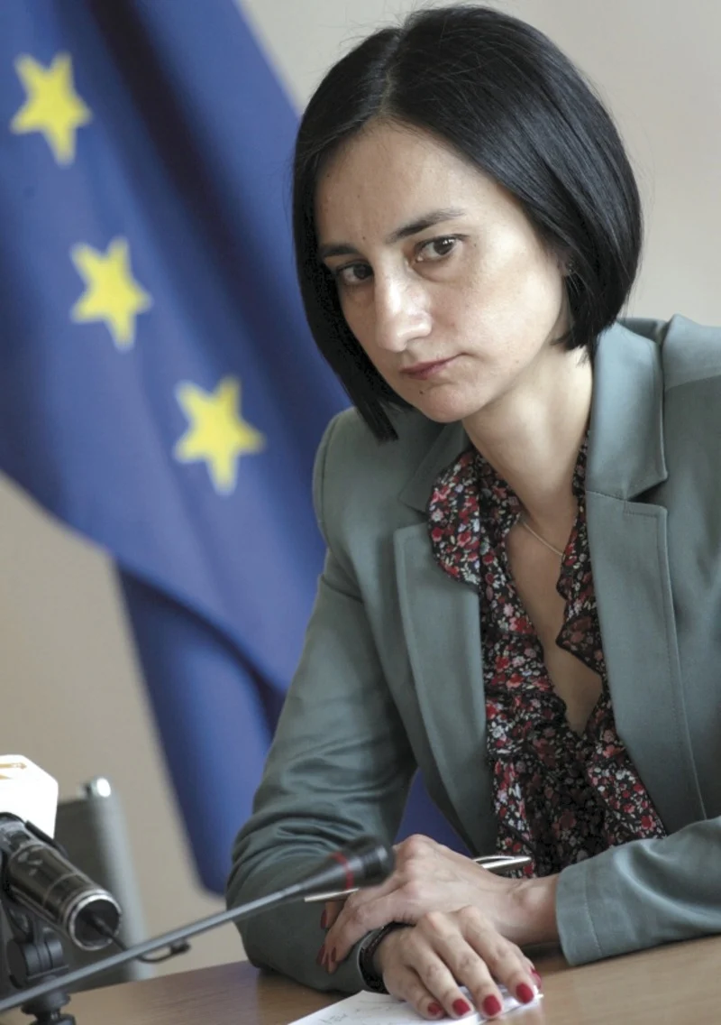 Министър Костадинова ще води тежка битка със синдикати и работодатели.