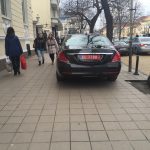 Малтийски консул спира по средата на тротоара в центъра на София