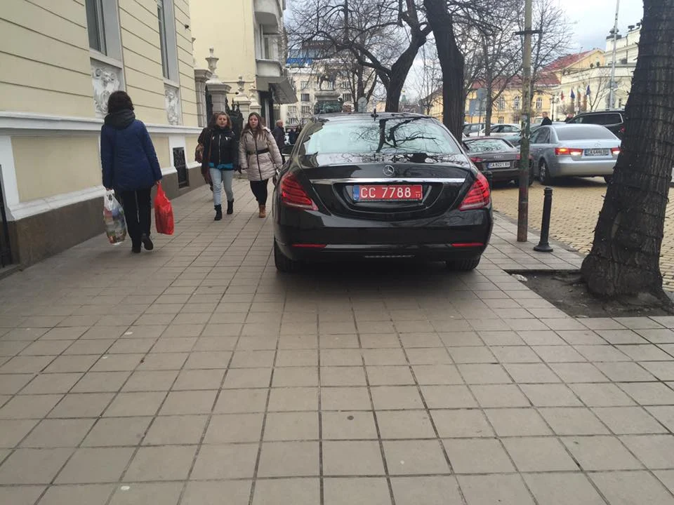 Малтийски консул спира по средата на тротоара в центъра на София