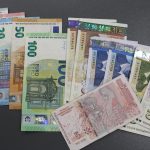 Банкноти левове евра пари