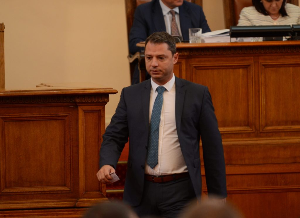 От ГЕРБ-СДС, ПП-ДБ и ДПС искат отнемане на дерогацията на "Лукойл" 2 Парламент дебат за оставката на Делян Добрев