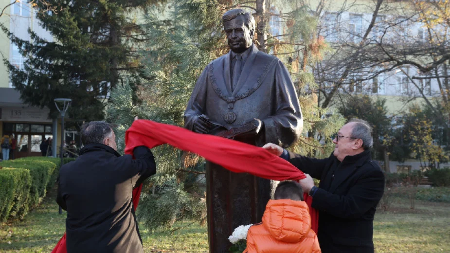 Откриха паметник на Благовест Сендов пред Факултета по математика и информатика на СУ