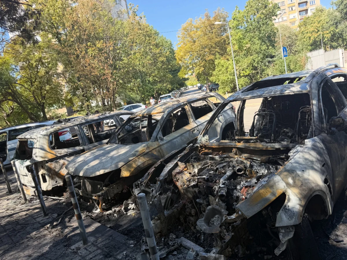 Разследват умишлен палеж на 11 коли в столичните „Лагера“ и „Хиподрума“