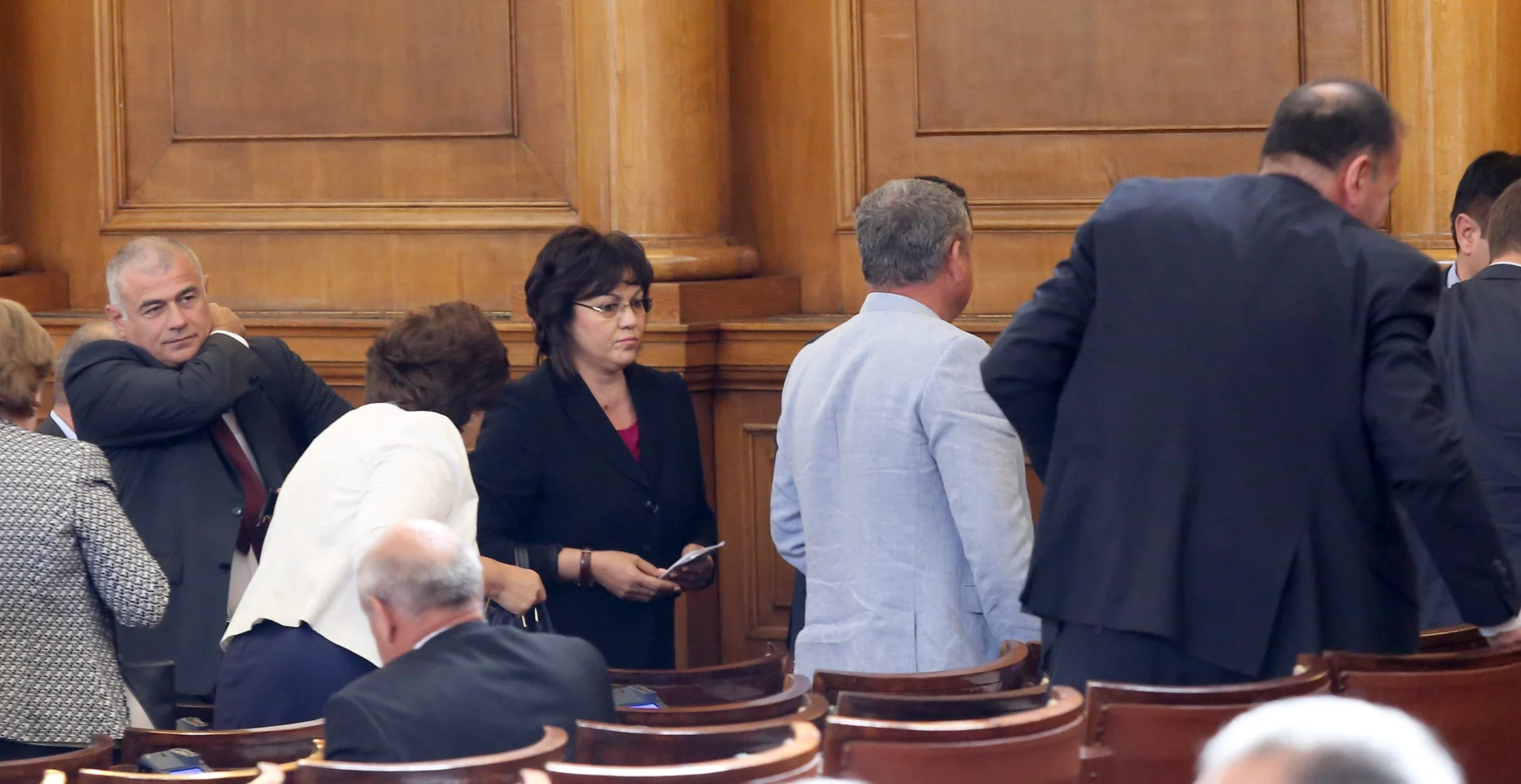Парламент БСП напуска залата