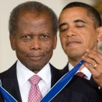 Барак Обама награждава Сидни Поатие с Президентския медал на свободата за 2009 г.