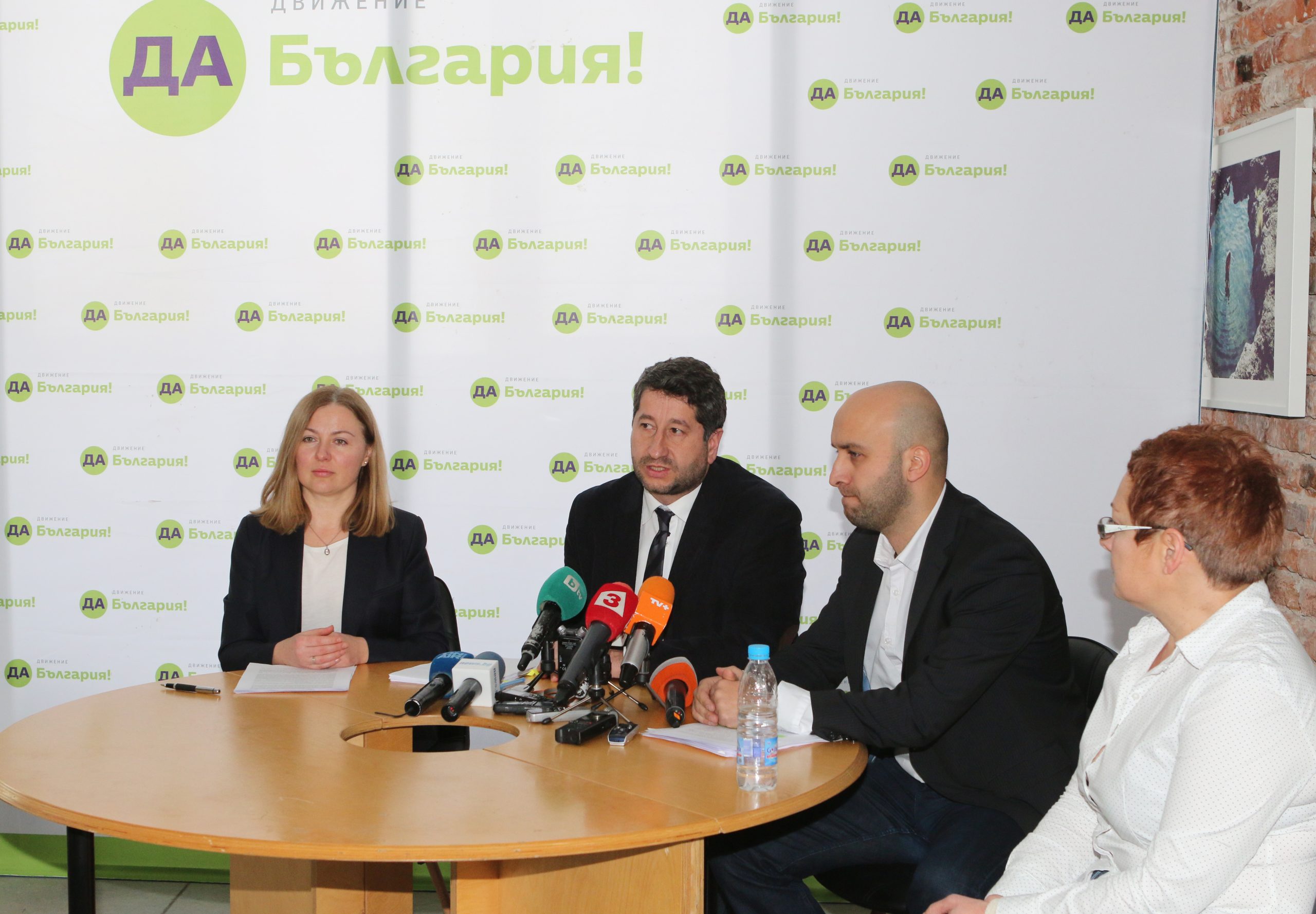 председателят на Движение „Да България" Христо Иванов представи идеите на партията за реформа в българската прокуратура и ще коментира очаквания доклад на Европейската комисия (ЕК).