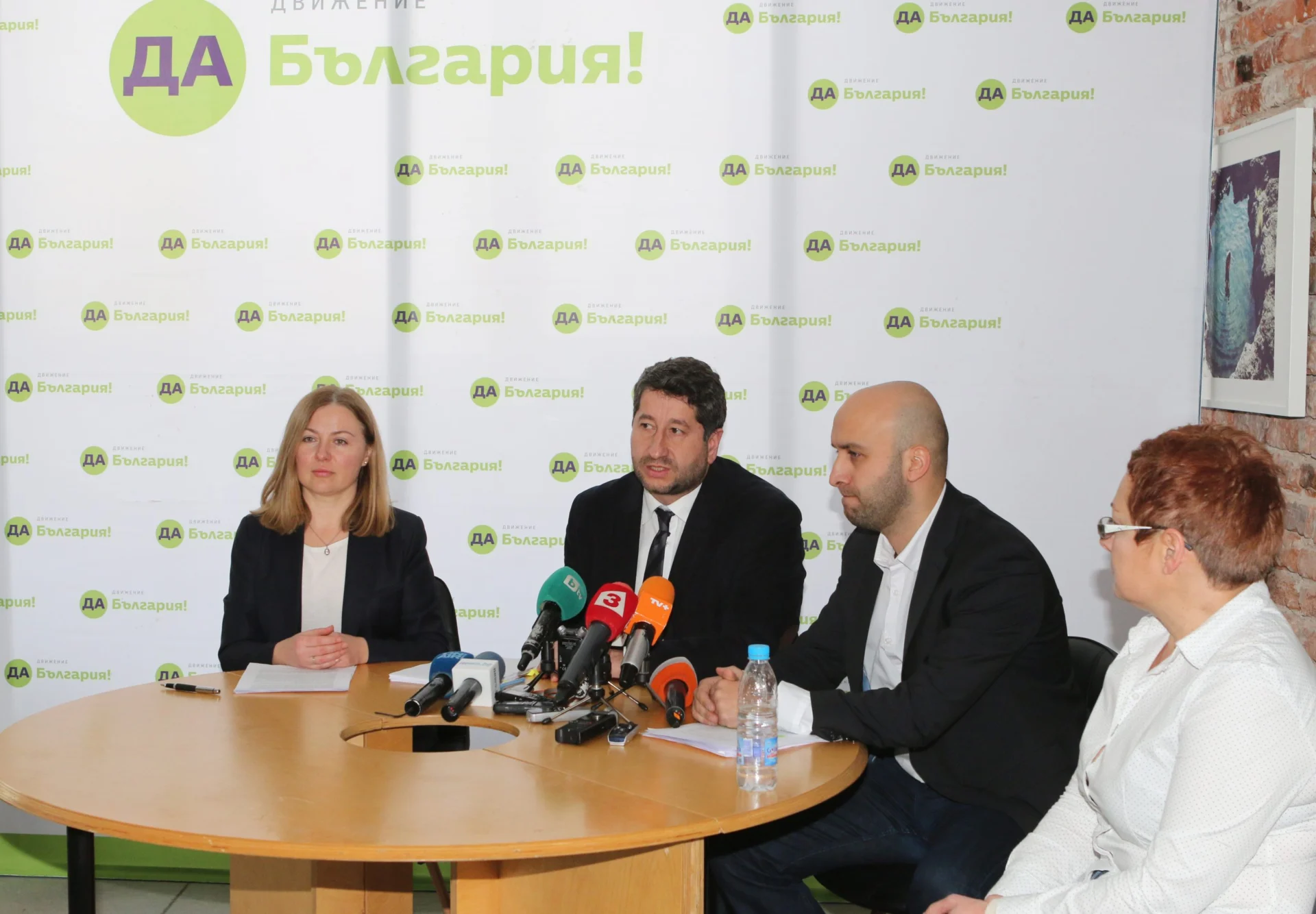 председателят на Движение „Да България" Христо Иванов представи идеите на партията за реформа в българската прокуратура и ще коментира очаквания доклад на Европейската комисия (ЕК).