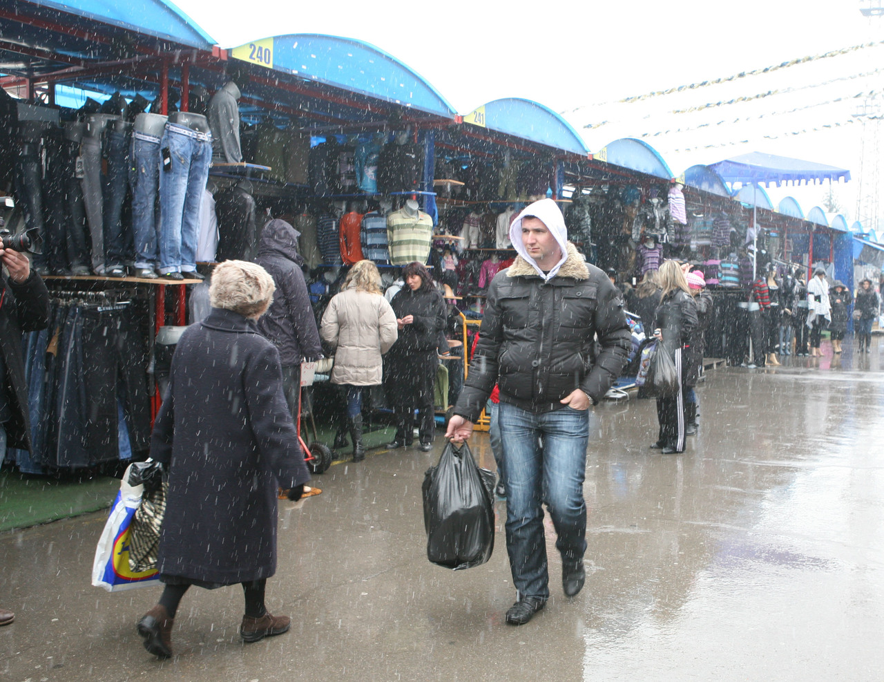 Илиенци пазар пазаруващи