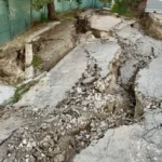 Свлачище в „Аспарухово“ пропука път, проверява се дали строеж е причината