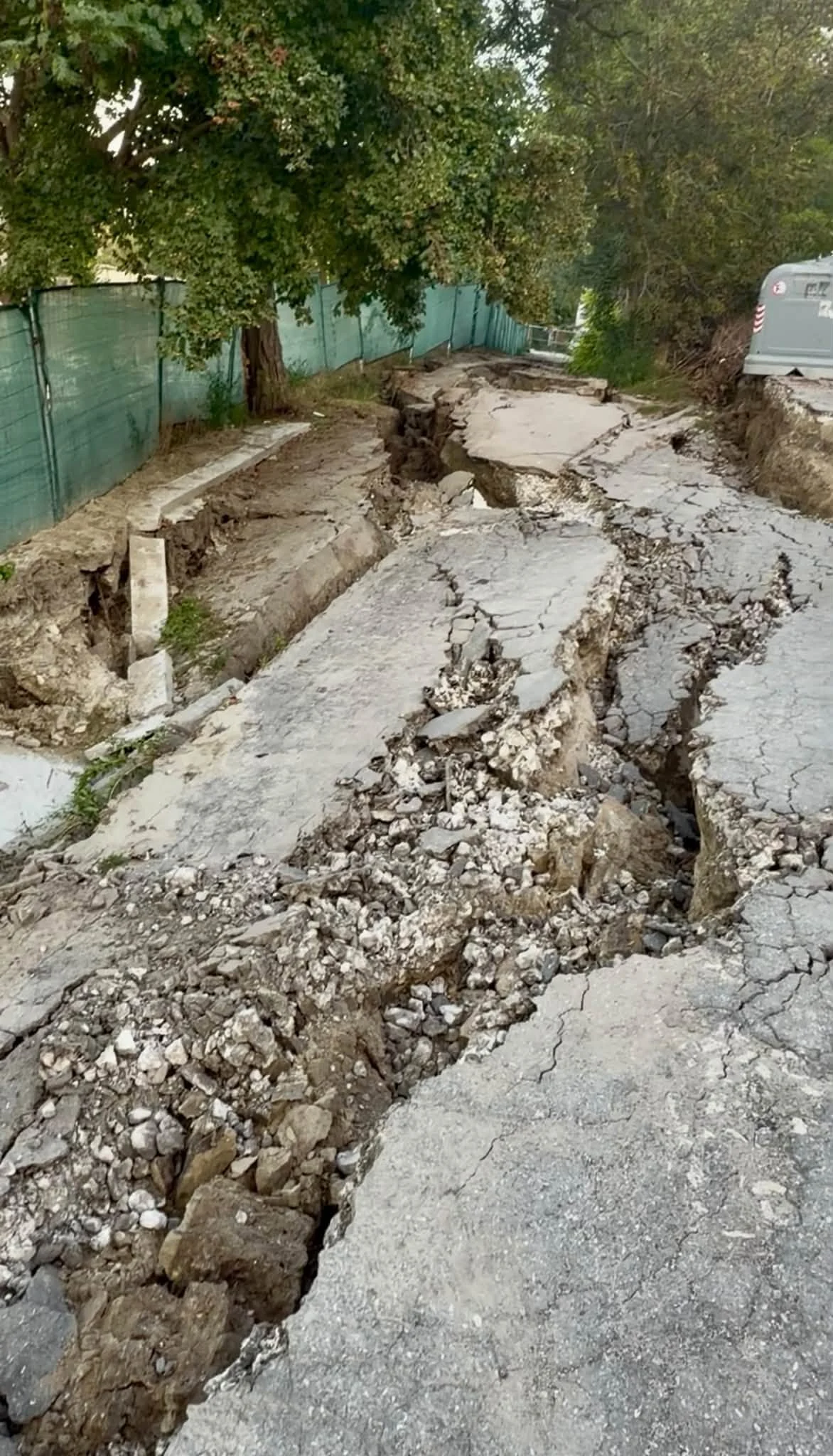 Свлачище в „Аспарухово“ пропука път, проверява се дали строеж е причината