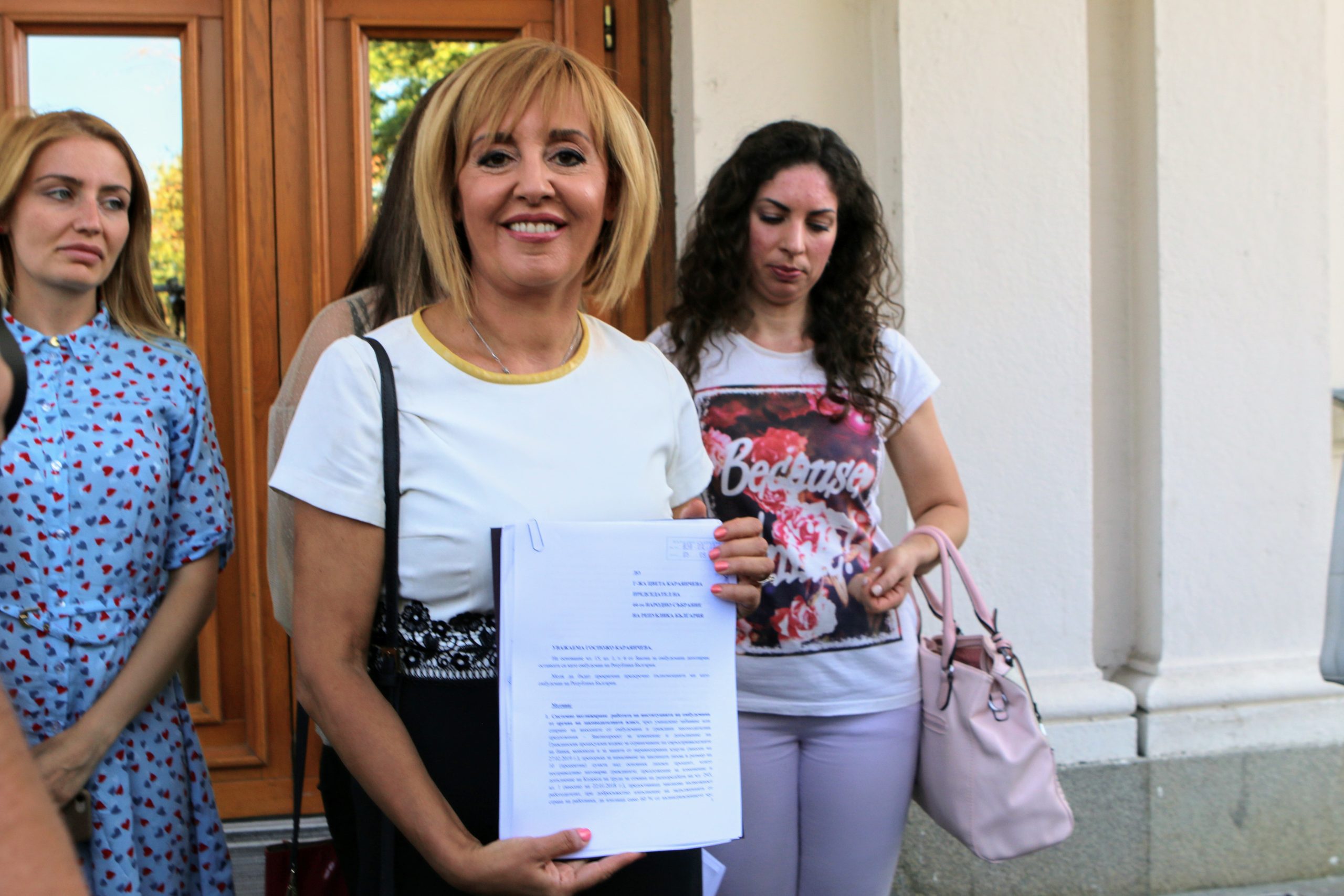 Мая Манолова подава оставка