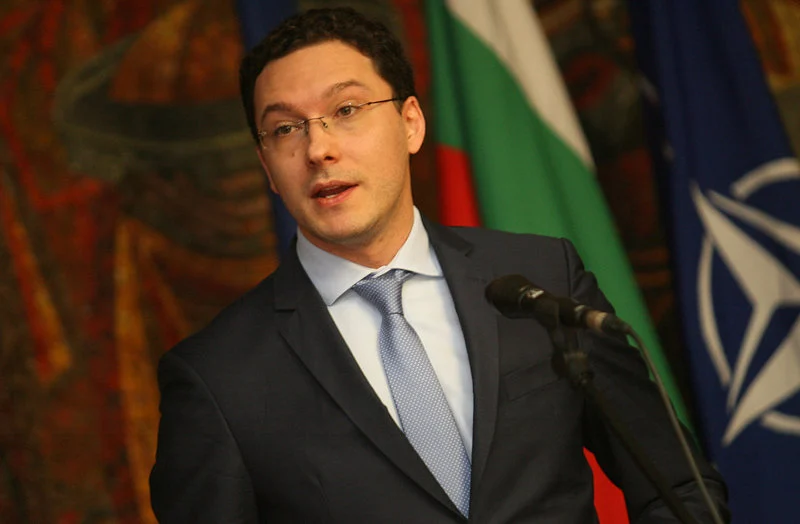 даниел митов