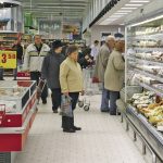 В спора между държавата и търговските вериги май ще го отнесат клиентите.