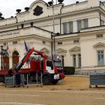 Махат загражденията около парламента