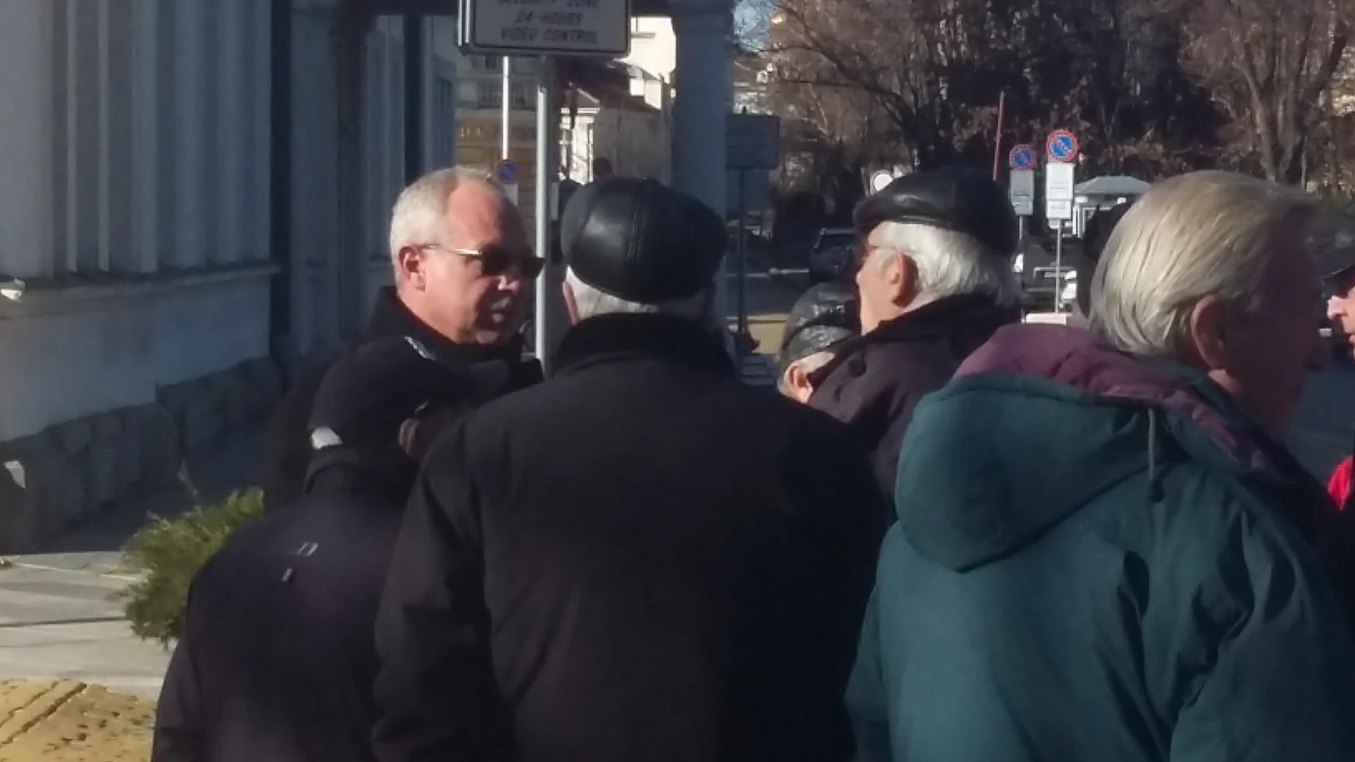 Антон Тодоров се срещна с протестиращи пенсионери пред парламента