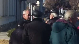 Антон Тодоров се срещна с протестиращи пенсионери пред парламента