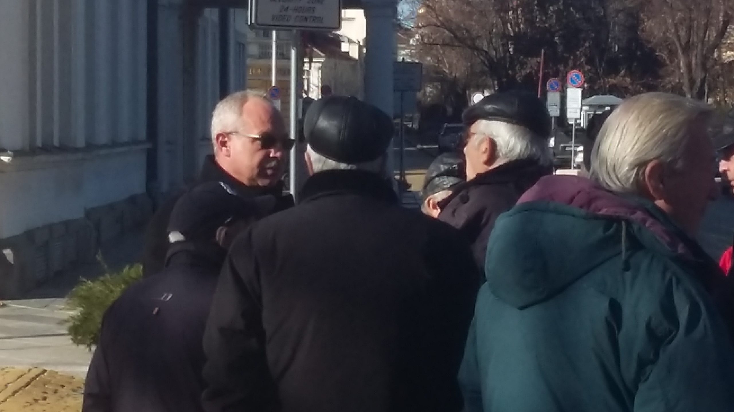 Антон Тодоров се срещна с протестиращи пенсионери пред парламента