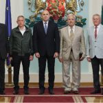 Президентът Румен Радев удостои четирима военни пилоти с Почетния знак на президента, генерал-майор Евгени Манев, подполковник Динко Динков и подполковник Петър Кръстев, генерал-лейтенант Стефан Попов