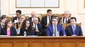 Парламент вот на недоверие към кабинета на Кирил Петков