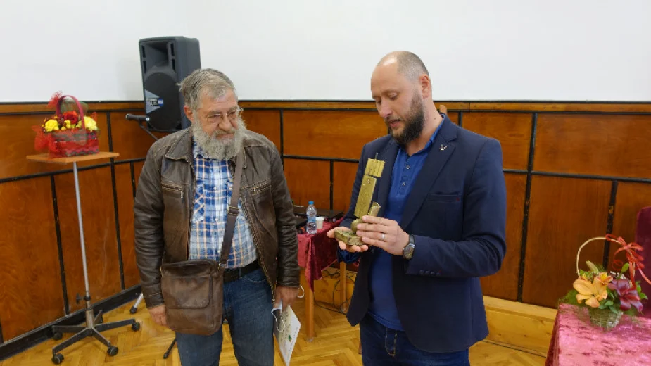 Деян Енев