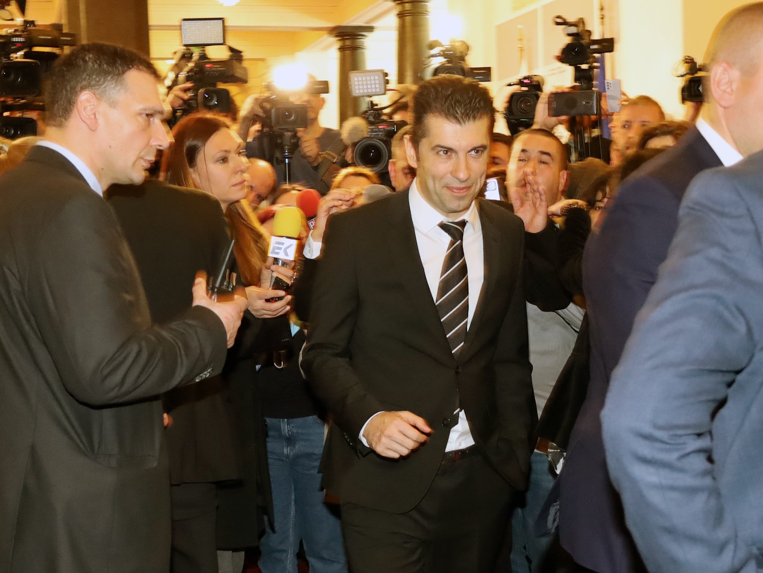 Парламент Кирил Петков