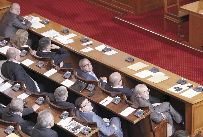 Народните избраници ще заемат местата си в пленарната зала още идната седмица