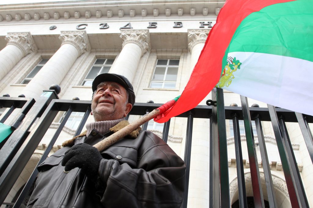 граждани от Карлово и Кюстендил се събраха на протест пред Съдебната палата в София. Протестът е срещу връщането на Куршум джамия на Мюфтийското настоятелство