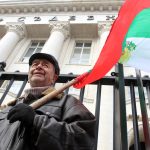 граждани от Карлово и Кюстендил се събраха на протест пред Съдебната палата в София. Протестът е срещу връщането на Куршум джамия на Мюфтийското настоятелство