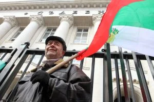 граждани от Карлово и Кюстендил се събраха на протест пред Съдебната палата в София. Протестът е срещу връщането на Куршум джамия на Мюфтийското настоятелство