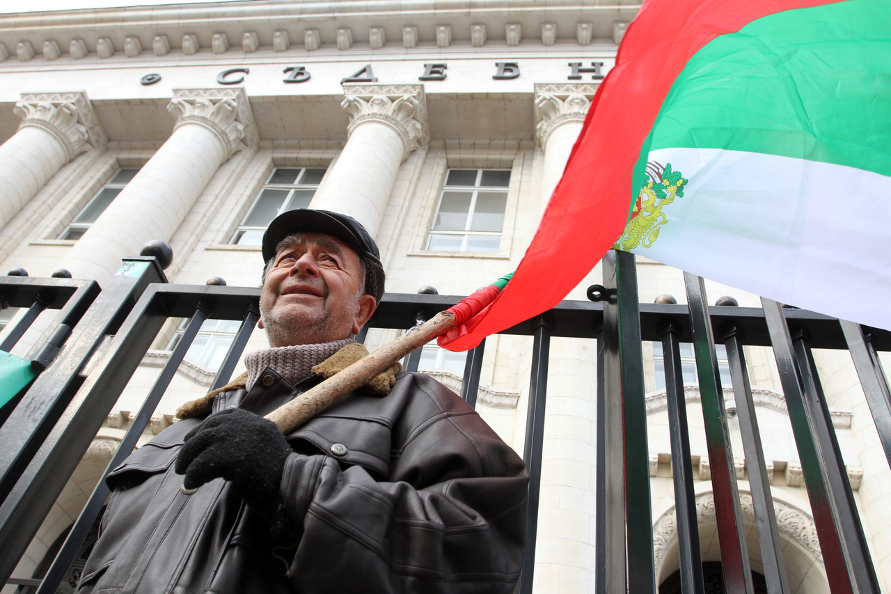 граждани от Карлово и Кюстендил се събраха на протест пред Съдебната палата в София. Протестът е срещу връщането на Куршум джамия на Мюфтийското настоятелство