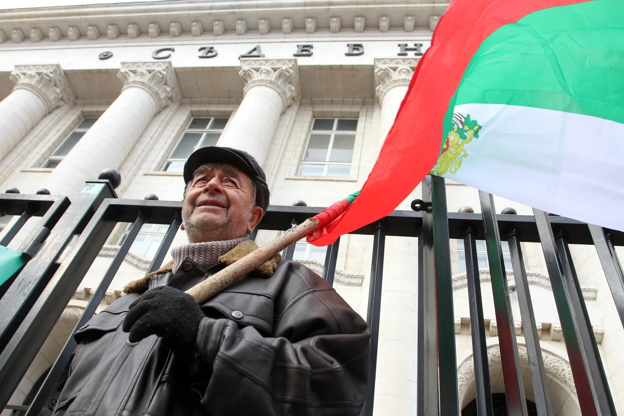 граждани от Карлово и Кюстендил се събраха на протест пред Съдебната палата в София. Протестът е срещу връщането на Куршум джамия на Мюфтийското настоятелство