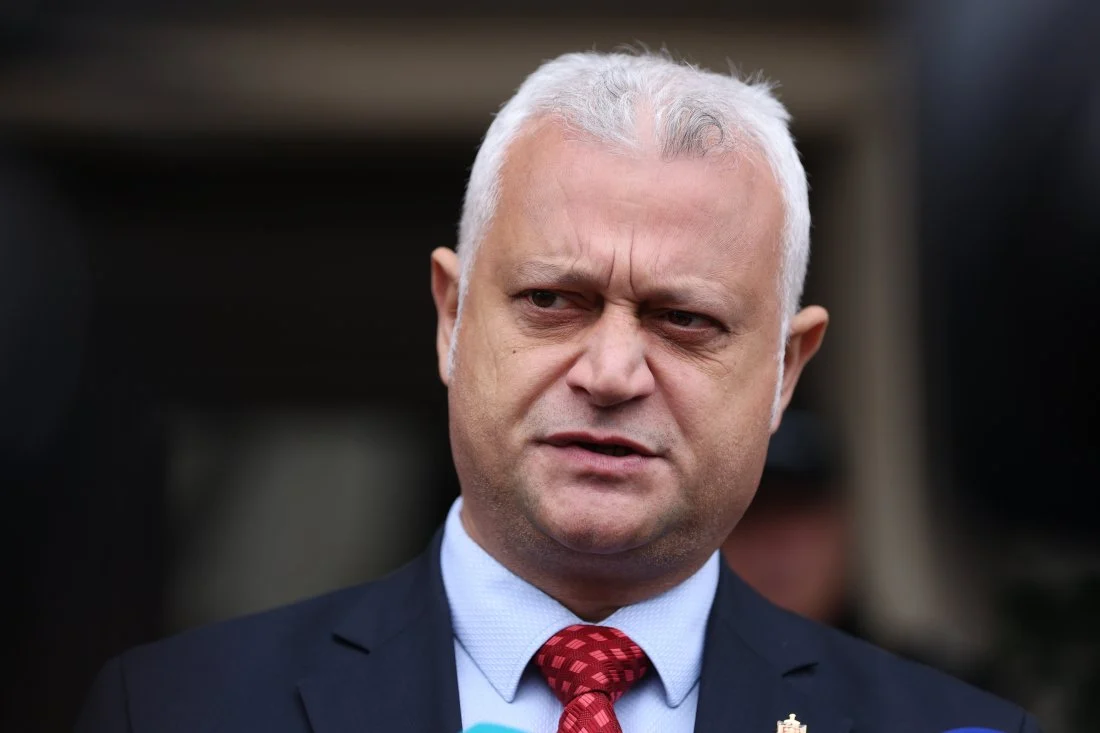 Машините за гласуване работят нормално, увери Емил Дечев