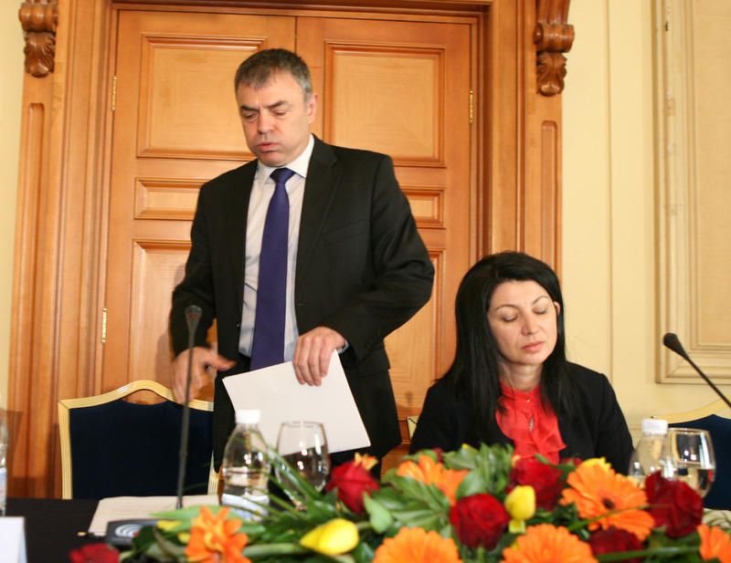 Petya Evtimova (right)