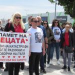Десетки жители на Шумен и Търговище се присъединиха днес към националния протест "Да спрем войната на пътя
