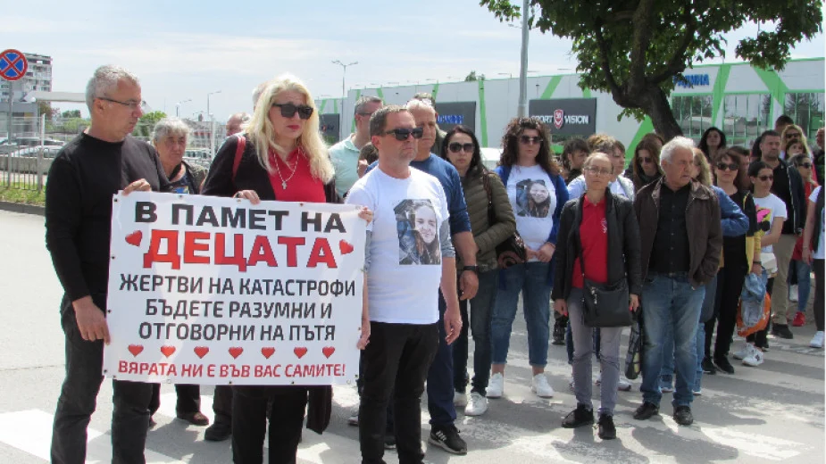 Десетки жители на Шумен и Търговище се присъединиха днес към националния протест "Да спрем войната на пътя