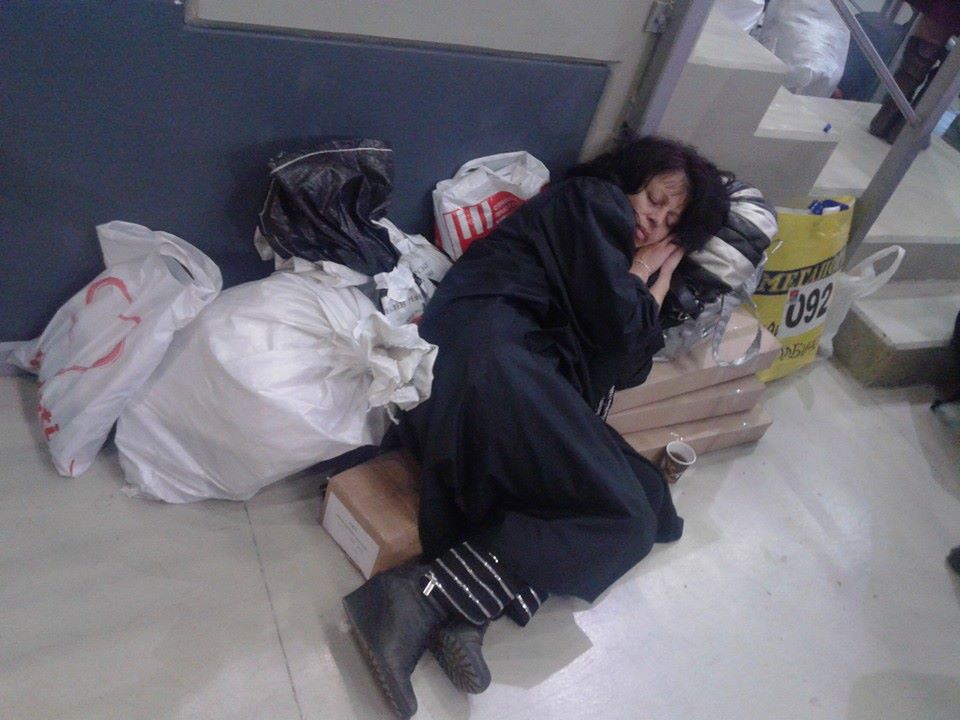 Членове и председатели на Секционните избирателни комисии (СИК) чакат в зала "Арена Армеец"