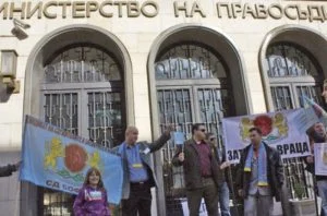 Надзирателите са отчаяни от незачитането на труда им.